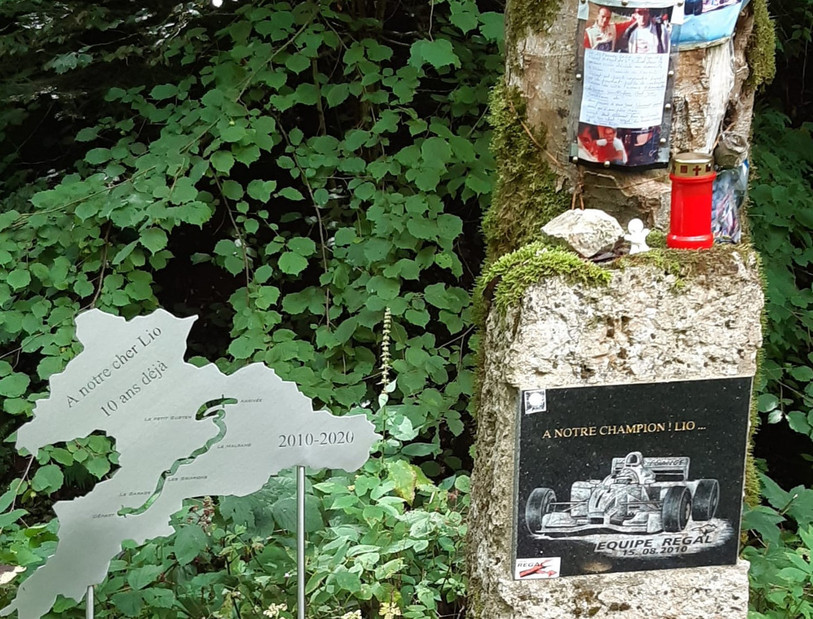 Sur le lieu de l'accident, une stèle a été dressée en hommage à Lionel Régal (photo : comité de la course de côte St-Ursanne - Les Rangiers).
