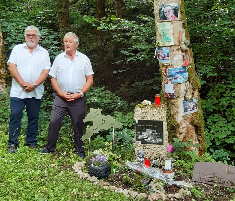 Le directeur de course, Roland Piquerez, (à gauche) et le président du comité d'organisation de St-Ursanne - Les Rangiers, Jean-Claude Salomon, ont rendu hommage à Lionel Régal, samedi (photo : comité de la course St-Ursanne - Les Rangiers).
