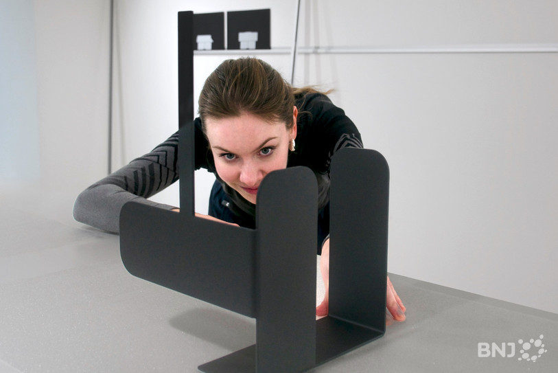 Lou Rais, graphiste, expose ses œuvres en deux et trois dimensions.