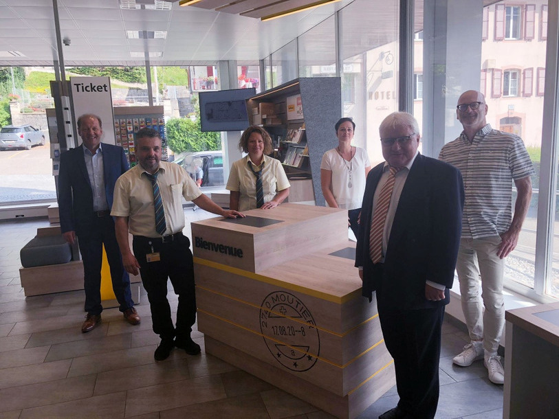 L'inauguration de la nouvelle Poste de Moutier s'est déroulé lundi matin en présence des autorités communales – le Maire Marcel Winistoerfer et le chancelier Christian Vaquin - et des responsables régionaux de la Poste. Photo : SP