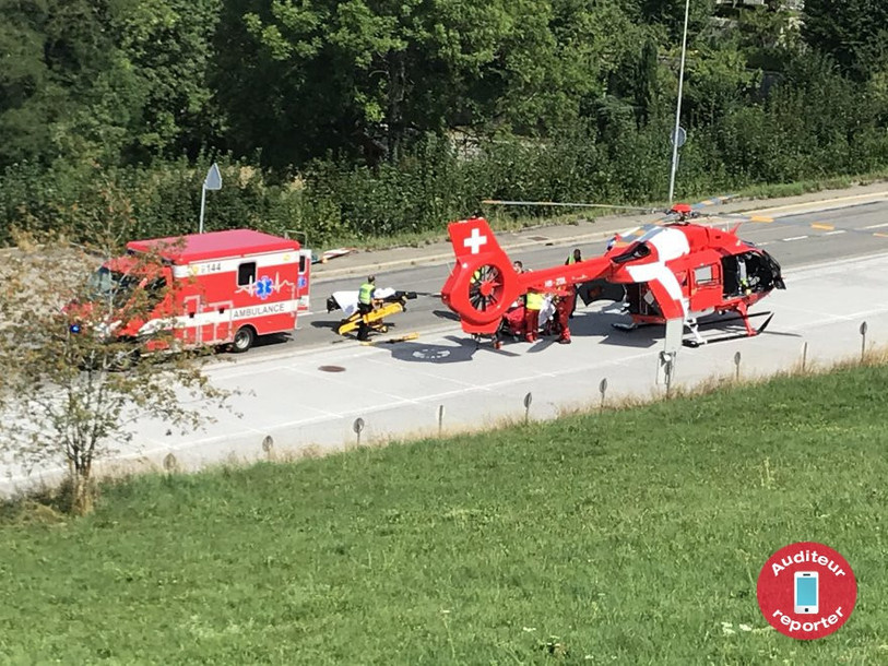 En plus d'un hélicoptère de la REGA, un détachement de premier secours et trois patrouilles de la police neuchâteloise se sont rendus sur les lieux de l'accident.