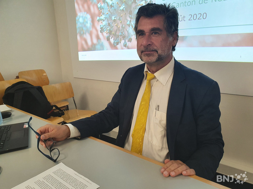 Comme la cravate du médecin cantonal, le Dr Claude-François Robert, le niveau d'alerte est passé au jaune à Neuchâtel.