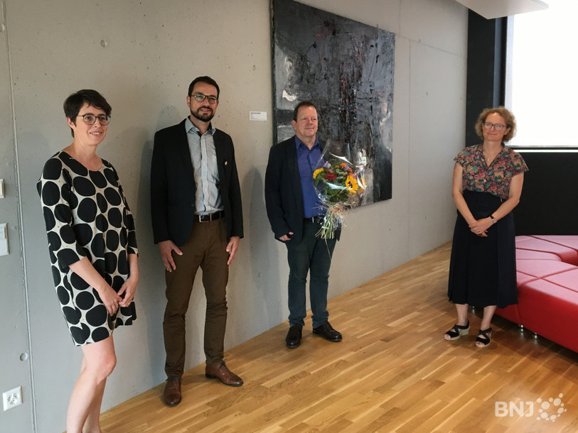 Un tableau de Jean-François Comment est notamment exposé dans les couloirs du campus Strate-J. De gauche à droite : Sandra Hüsser (présidente de la Commission jurassienne des arts visuels), Martial Courtet (ministre jurassien de la culture), Bernard Comment (fils de Jean-François Comment) et Christine Salvadé (cheffe de l'Office cantonal de la culture).