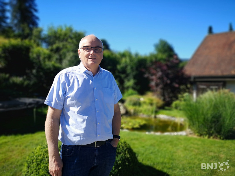 Pierre Alain Schnegg préfère faire les trajets quotidiens jusqu’à Berne plutôt que de quitter sa maison construite il y a 32 ans à Champoz.