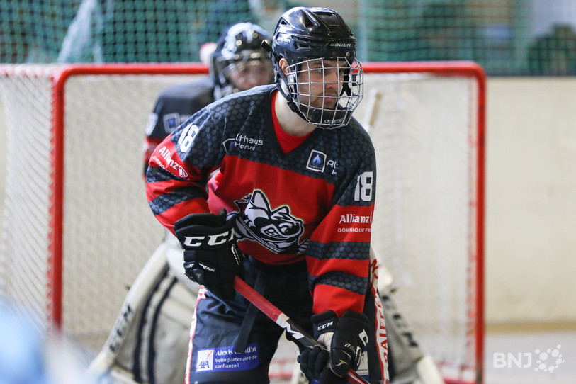 Joris Houlmann s'est offert un doublé ce dimanche pour propulser le SHC Buix au sommet de la Ligue A (photo : archives/Mauricette Schnider).