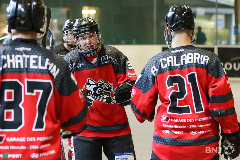 Les joueurs du SHC Buix peuvent se congratuler. (photo : Mauricette Schnider).