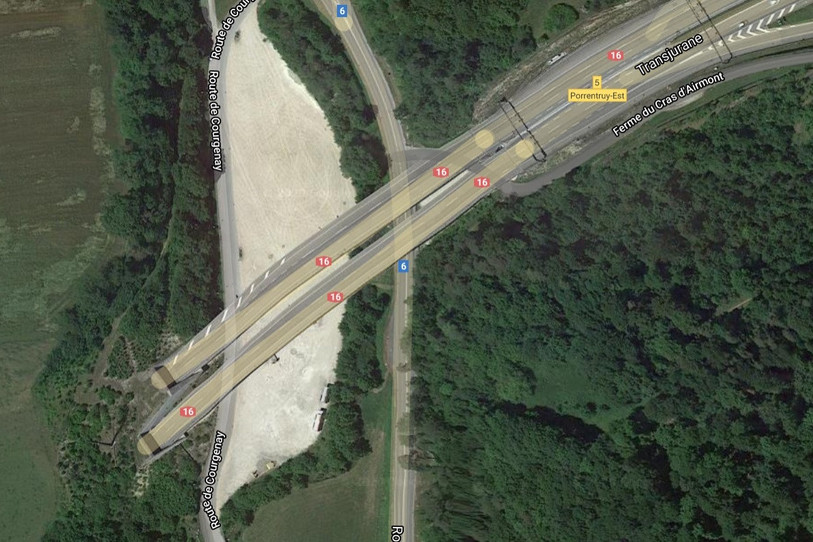 Le ruisseau du Voyeboeuf coule le long de la route de Courgenay (photo : GoogleMaps).