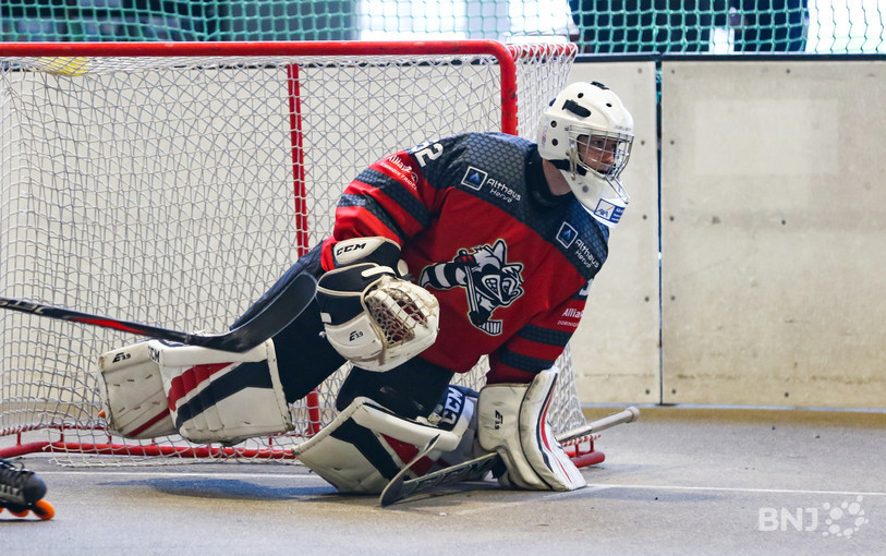 Début de saison pas idéal pour Théo Courbat et le SHC Buix (photo : archives/Mauricette Schnider).