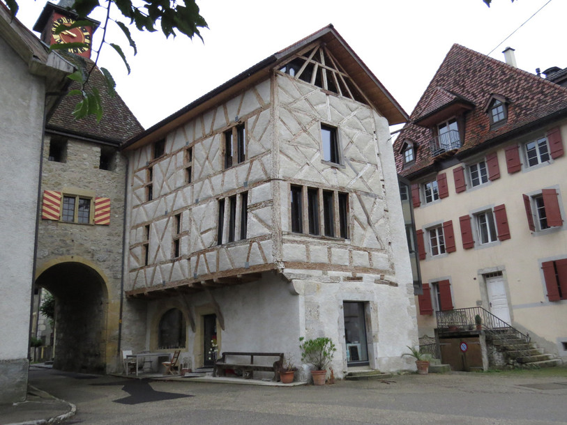 Le bâtiment a été construit en 1563 par un mercier, en bordure du pont précédant la porte nord de la ville de Valangin. (photo : OPAN)