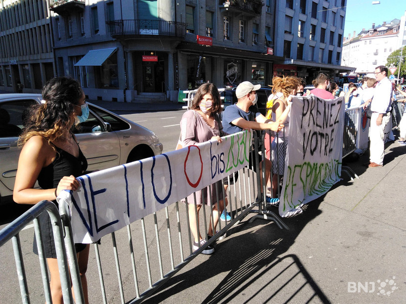 Plusieurs personnes ont présenté des banderoles à l'arrivée des élus biennois et demandé notamment que la Ville ait un bilan carbone neutre en 2030 déjà.
