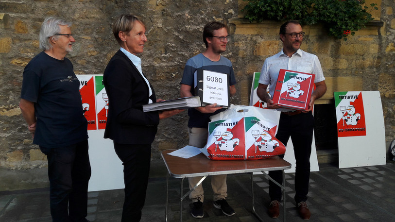 Les initiants ont remis les signatures vendredi matin au Château. Photo: comité d'initiative.