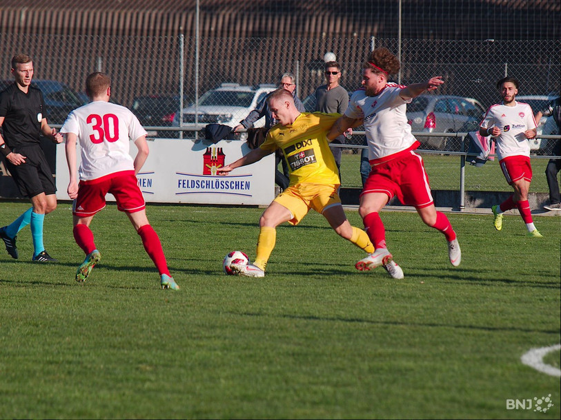 Le FC Colombier et le FC Le Locle devront jouer des coudes dans cette fin de championnat pour éviter la relégation. (photo archives)