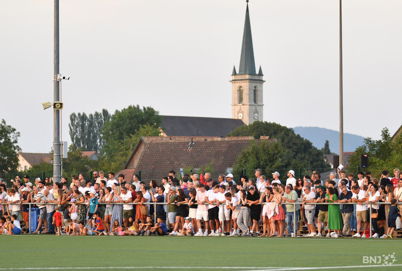 La fête du football avait aussi attiré des centaines de personnes à Courgenay lors de la venue du FC Sion. (Photo : archives Georges Henz)