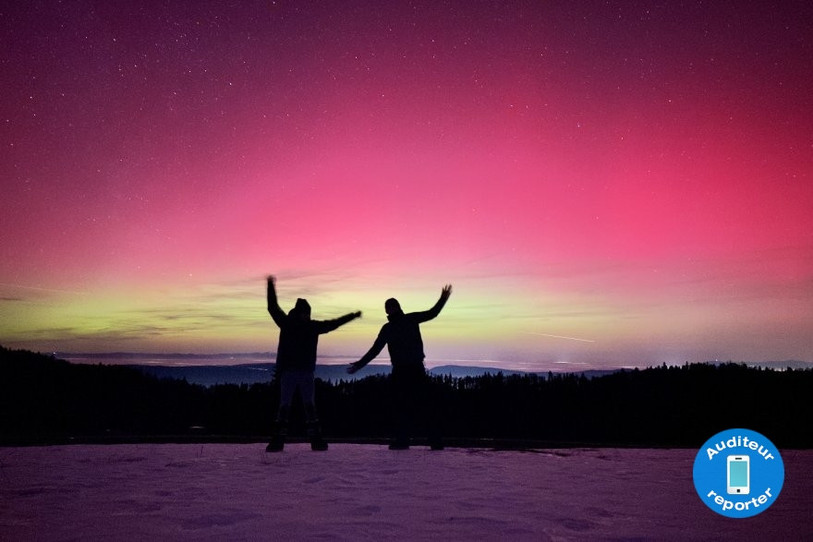 Des aurores boréales étaient visibles dans le ciel jurassien ce lundi soir, ici depuis la Montagne de Moutier. (Photo : auditeur-reporter / Jean-Luc Simmen)