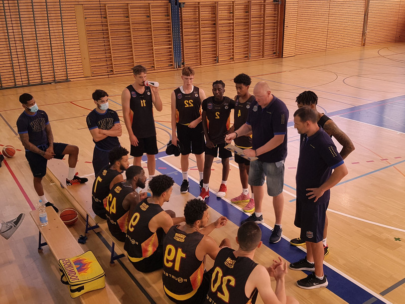 Les joueurs d'Union Neuchâtel attentifs aux conseils de Daniel Goethals.