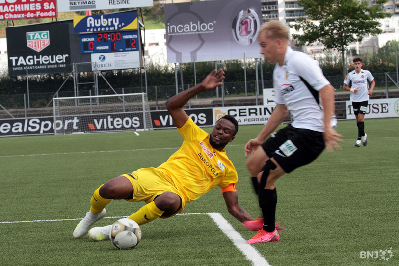 Diego Mutombo (en jaune) a inscrit le but décisif pour le FC La Chaux-de-Fonds samedi face à Lancy. (photo : archives)