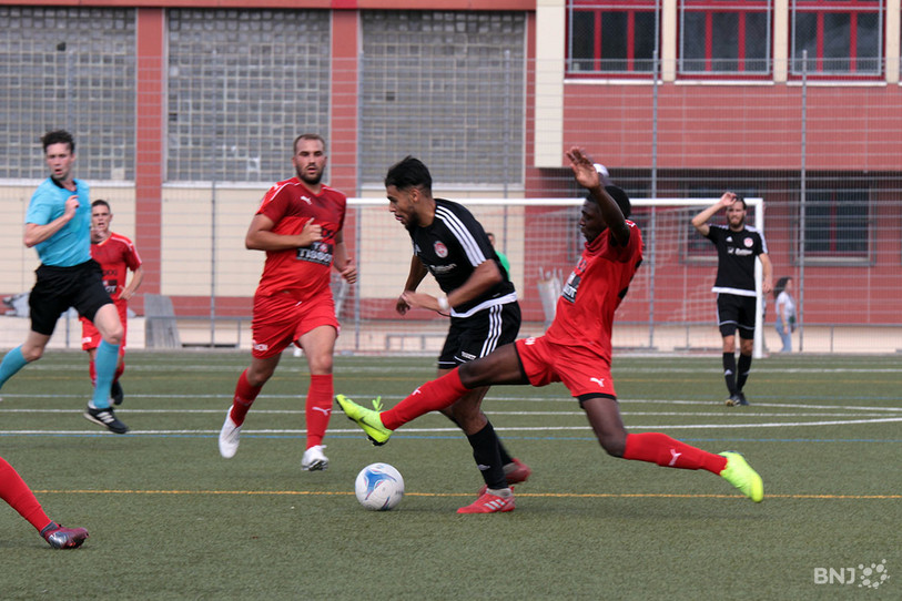 Le FC Locle (en rouge) a gagné son premier duel contre le FC Colombier. (photo : Enrico Quaranta)