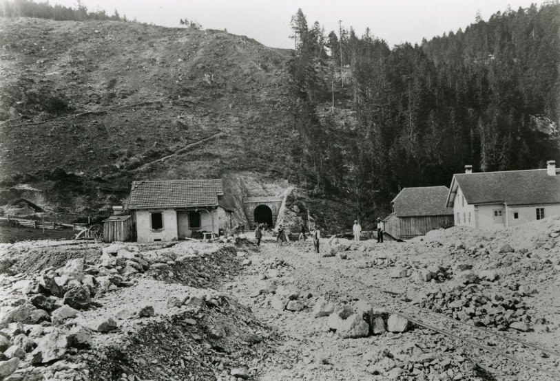 Une des extrémités du tunnel de Pierre-Pertuis. Photo non datée. Crédit : Mémoires d'Ici, Fonds Pierre Guerne