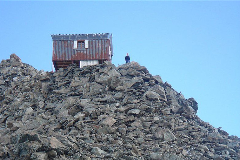 Le bivouac de la Singla est perché sur un éperon rocheux. (Photo : https://www.camptocamp.org/profiles/8378/fr/jean-louis-pitteloudCe contenu est sous licence Creative Commons BY-SA 3.0 / CC BY-SA )