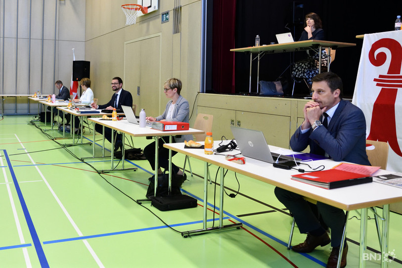 Les cinq ministres sortants se représentent au Gouvernement jurassien. (Photo : Georges Henz).