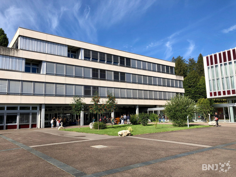 Le Lycée Blaise-Cendrars fait partie des bâtiments que le Canton prévoit d'assainir. Des études préliminaires sont en cours. (Photo : archives)