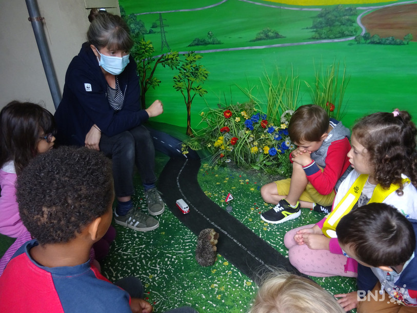 Comment éviter les dangers de la route pour les hérissons ? Les enfants de Reconvilier l'apprennent cette semaine dans le « Pandamobile » du WWF.