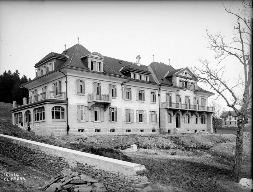L'Asile cantonal pour femmes âgées de La Sombaille, 1914, La Chaux-de-Fonds, fait partie du catalogue disponible en ligne. (Photo : Office cantonal du patrimoine et de l'archéologie (OPAN). Section conservation du patrimoine. Fonds SPMS/OPAN déposé au DAV de la Bibliothèque de la Ville de La Chaux-de-Fonds).