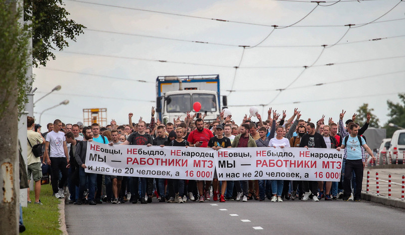 Des employés de Minsk Tractor Plant (MTZ) protestent le 14 août 2020 contre les résultats de l'élection présidentielle en Biélorussie. (Photo : EPA/TATYANA ZENKOVICH).