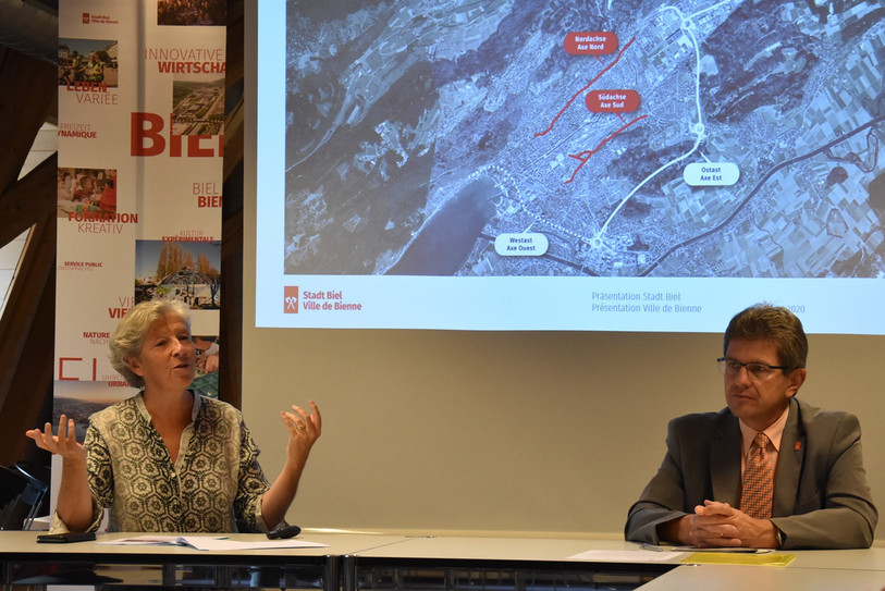 Barbara Schwickert et Erich Fehr devant la visualisation des deux axes routiers qui feront l'objet de réaménagements.