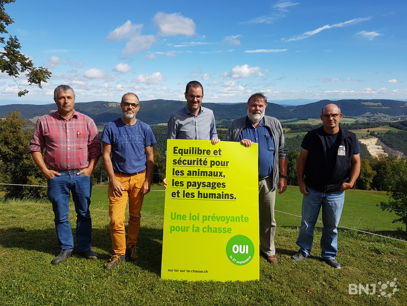 De gauche à droite : Florian Wenger (éleveur), Jean-Luc Berberat (président Fédération jurassienne des chasseurs), Michel Darbellay (président AgriJura), Jean-Paul Gschwind (président comité de campagne) et Daniel Pape (président Fédération jurassienne d'élevage ovin et caprin).