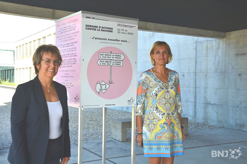 La ministre de l’intérieur Nathalie Barthoulot (à gauche) et la déléguée à l’intégration des étrangers et à la lutte contre le racisme Nicole Bart posent au milieu de l’exposition itinérante.