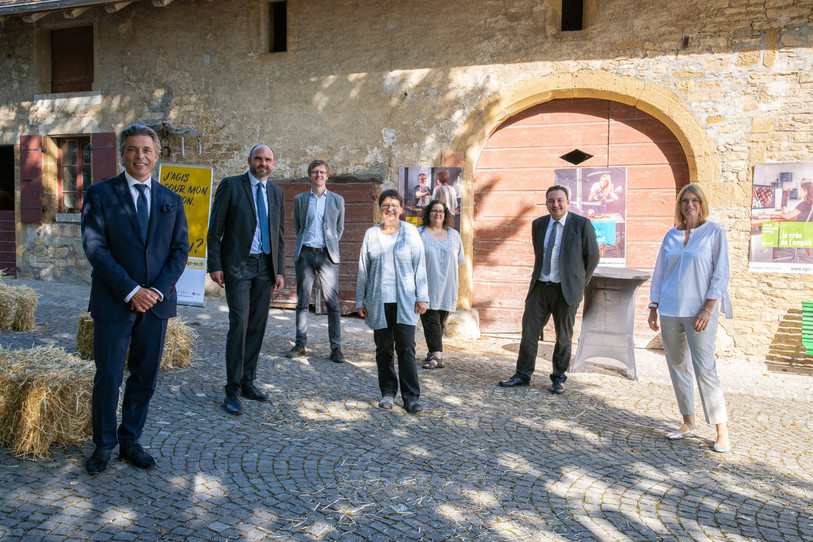 Une large alliance pour lutter contre les effets négatifs de la crise économique qui se profile. De gauche à droite : Emmanuel Raffner, vice-président de la Chambre neuchâteloise du commerce et de l’industrie (CNCI), Laurent Favre, conseiller d’État, chef du Département du développement territorial et de l’environnement, Frédéric Mairy, président de l’Association des communes neuchâteloises (ACN), Nicole Galland, présidente de la section neuchâteloise de la Fédération romande des consommateurs (FRC-NE), Yasmina Produit, vice-présidente de l’Union syndicale cantonale neuchâteloise (USCN), Jean-Nat Karakash, conseiller d’État, chef du Département de l’économie et de l’action sociale, et Séverine Despland, chancelière d’État (crédit : Chancellerie d’État).