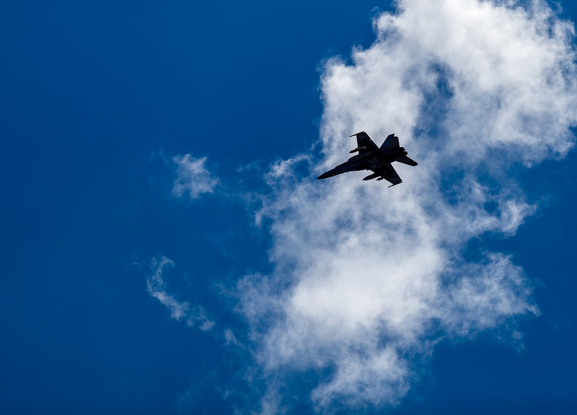 Deux avions de l'armée suisse ont provoqué une détonation au-dessus du ciel biennois. (Photo libre de droits).