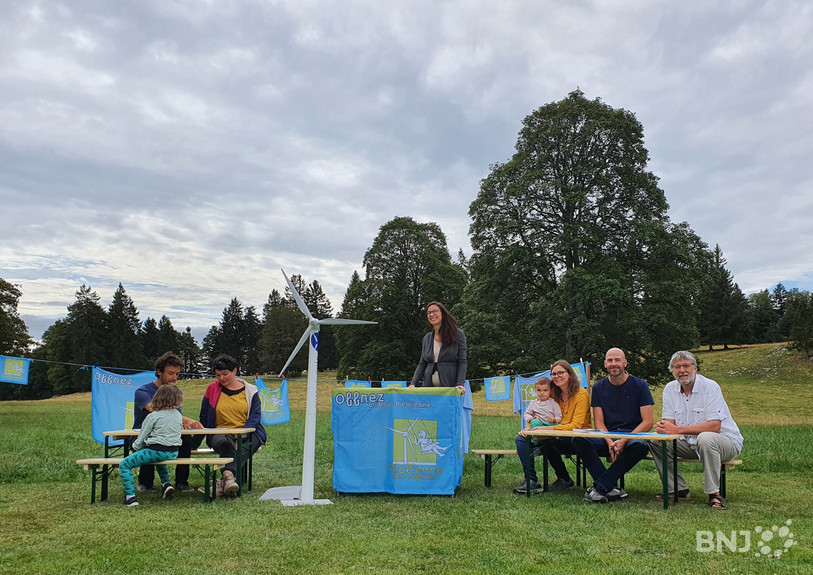 Une partie du comité de la Coopérative de « l’éolienne des enfants » entoure la présidente Céline Vara (debout).