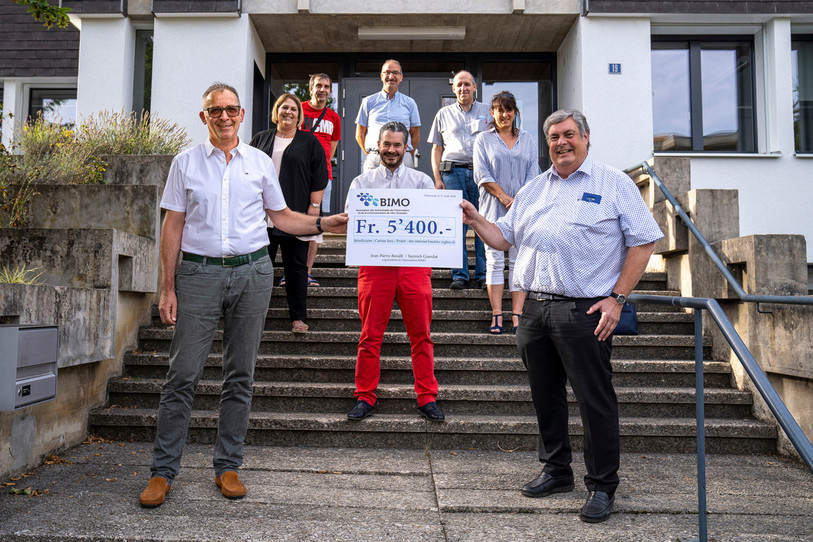 Le chèque a été remis vendredi à Caritas Jura. (Photo : Caritas Jura)