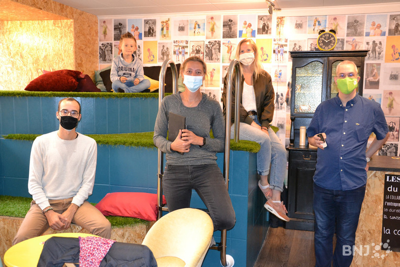 De gauche à droite: Yvan, Thibault, Séverine, Estelle et Rafael étaient unis par une cause commune samedi matin au Hub à Neuchâtel, celle de limiter l'impact des appareils électroniques sur l'environnement.
