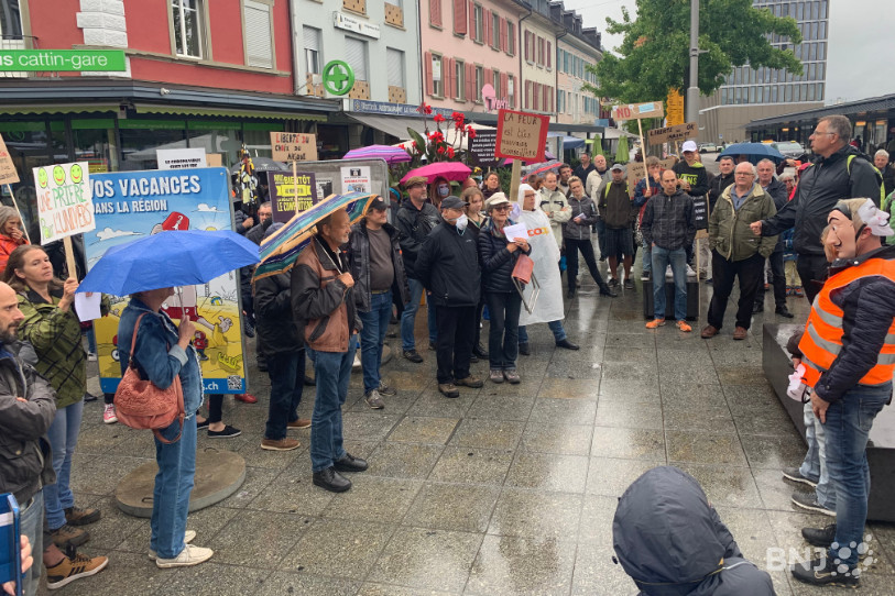 Un centaine de manifestants a protesté contre l'obligation du port du masque samedi à Delémont.