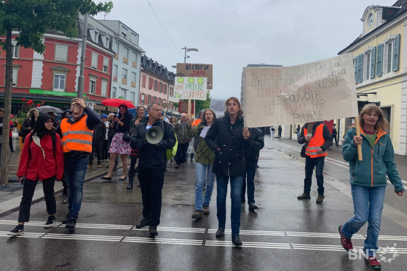 Les manifestants se sont retrouvés sur la place de la gare à Delémont.