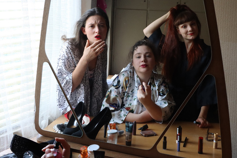 Emeline Beuchat, Nancy Mettey et Eve Mittempergher (de gauche à droite) ont écrit et mis en scène « Les filles des résilles » (photo : Vol de nuit).