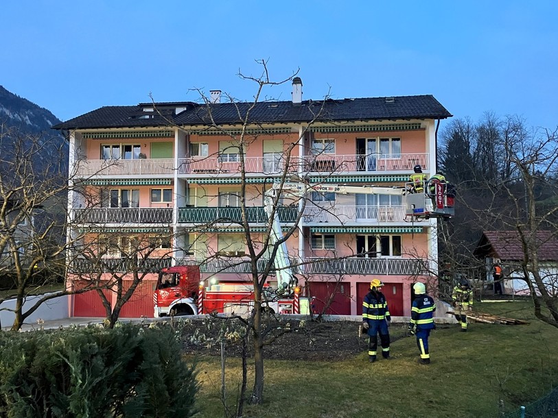 L'incendie a touché l'appartement situé à droite au dernier étage de cet immeuble à Eschert.