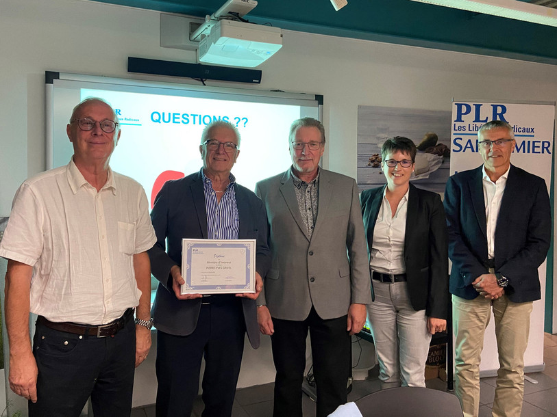 Denis Gerber, président du PLR St-Imier, Pierre-Yves Grivel, président du parti cantonal, Patrick Roethlisberger, président du PLR JB, Virginie Heyer, maire de Perrefitte, et Jean-Luc Niederhauser, maire de Court. Réunis en assemblée générale, ils ont accepté de créer une section PLR Haut-Vallon. (Photo: PLR St-Imier)
