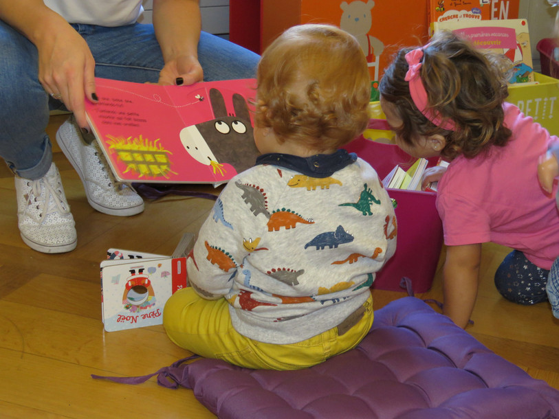 Les livres, dès le plus jeune âge, favorisent le développement de l'enfant. Photo: www.jura.ch