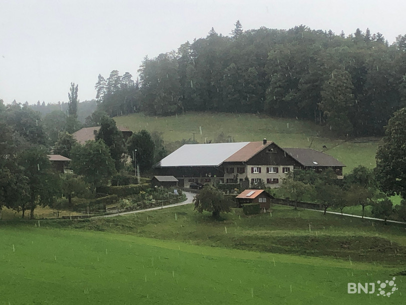La ferme de Pierre Amstutz. L'installation photovoltaïque intégrée au toit suffirait à alimenter les quinze ménages de Rebévelier. Quand le soleil brille, évidemment...