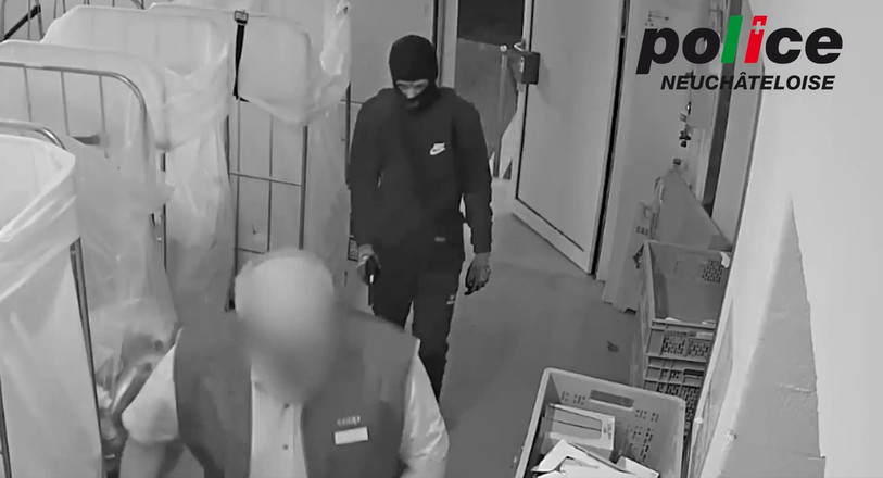 Le voleur a menacé un employé avec une arme à feu pour s'introduire dans le magasin. (Photo : Police neuchâteloise)