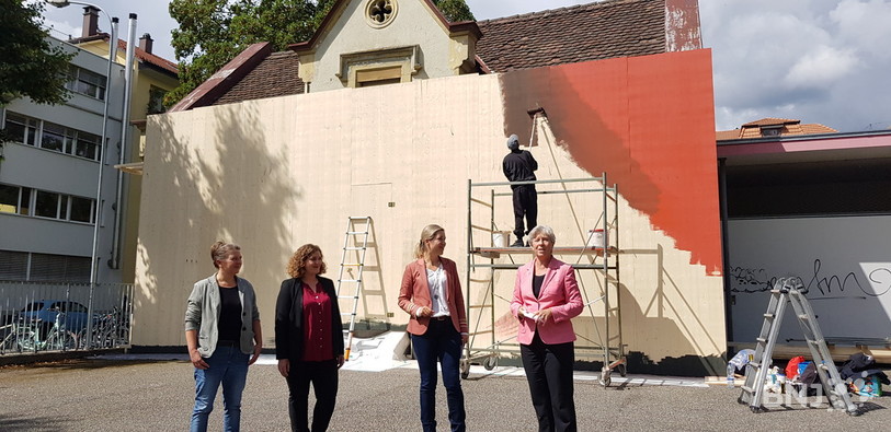 La présentation de l'appel d'offre s'est déroulée alors que deux jeunes du X-Project peignaient à l'arrière.