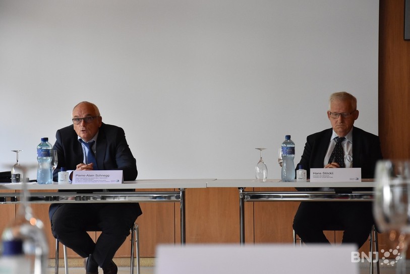 Le président du Conseil-exécutif Pierre Alain Schnegg (à gauche), accompagné du président du Conseil des Etats Hans Stöckli (à droite), estime que la Suisse est suffisamment armée en cas de deuxième vague.
