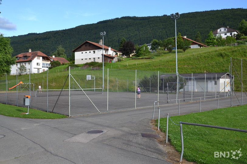 Vue de la place multisports de Virelore à Court