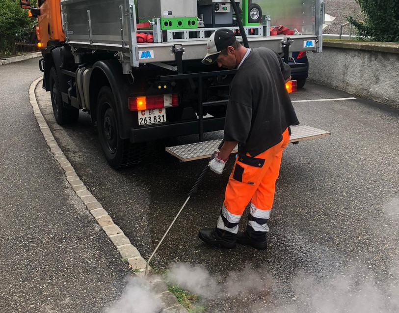 La nouvelle désherbeuse utilise l'eau chaude à la place de pesticides. (Photo: commune de Tramelan)