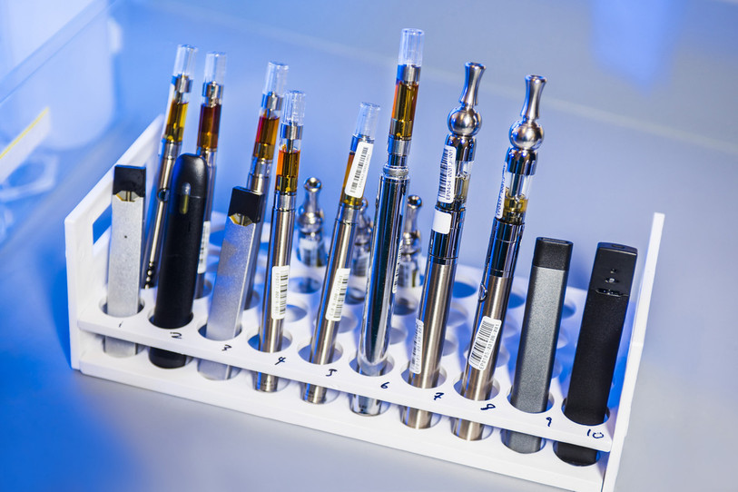 Les différents types d'e-cigarettes sont assimilés aux produits de tabac traditionnels en ce qui concerne la fumée passive.