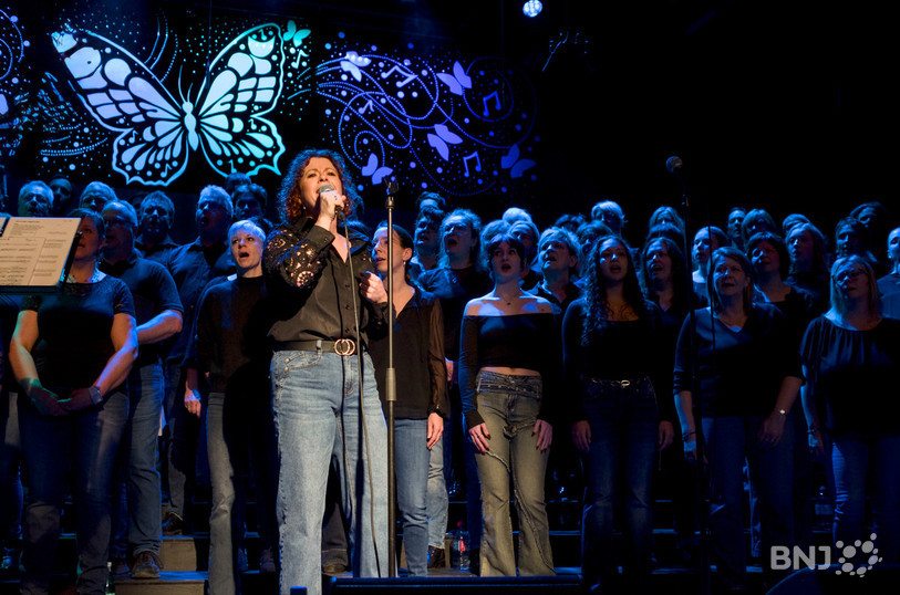 Caroline chante « Le Roi Lion » avec les choristes de l’Effet Papillons.